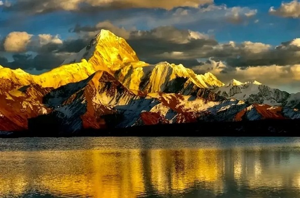 贡嘎山