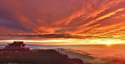 四月峨眉山旅游